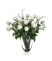 Розы белые в стеклянной вазе с водой 56 см